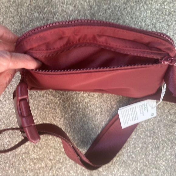 🎉NWT Lululemon Everywhere Belt, One Size, Burgundy - Picture 6 of 7